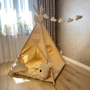 Neutrale tipi-tent voor kinderen met zachte gewatteerde mat, Enfant-speelhuisje voor jongens en meisjes, beige speeltent met wolkenslinger, kraamcadeau