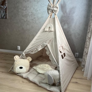 Handgemaakte tipi-tent voor kinderen met zachte gewatteerde mat, tipi-tent, speelhuisje voor jongens en meisjes, boho kinderkamerinrichting, speeltent met wolkenslinger