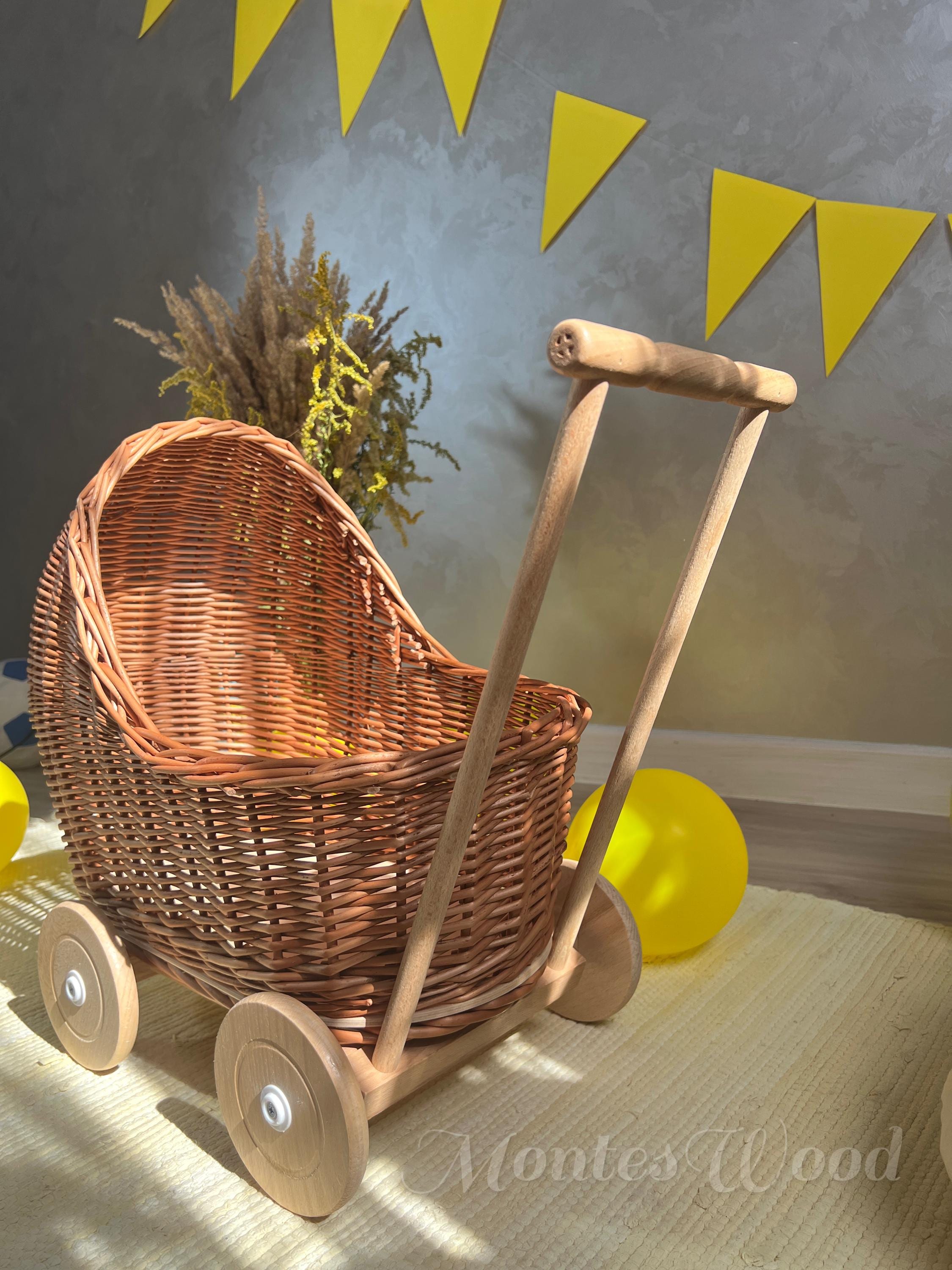 Poussette,landau de poupée en osier vintage, ancien jouet en rotin et bois, décor chambre enfant, literie neuve. - France