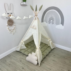 Handgemaakte groene tipi-tent voor kinderen met zacht gevoerde mat, speelhuis voor jongens en meisjes, boho-babytent, speeltent met slinger, witte tipi