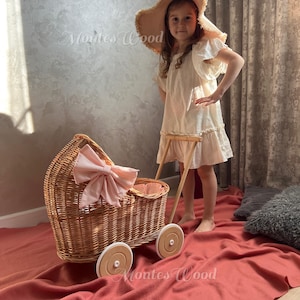 Rieten kinderwagen NATUURLIJKE kleur + beddengoed en strik, rieten poppenwagen, rotan poppenwagen, rieten speelgoedpoppenwagen, decor babyshower