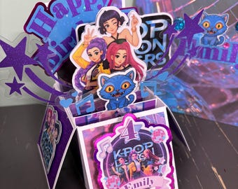 Carte d'anniversaire unique sur le thème KPOP DH - PERSONNALISÉE à votre demande avec votre nom et votre âge.