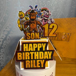 Carte d'anniversaire FNAF unique faite main sur le thème des cinq nuits. Ajoutez le nom et l'âge. Création par moi-même, aucun autre vendeur Etsy.