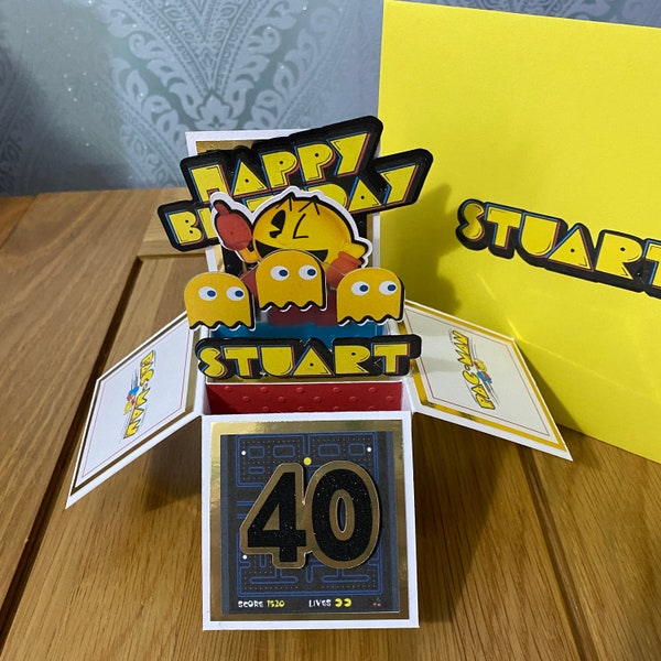 Carte de boîte d'anniversaire personnalisée sur le thème RETRO gamer PACMAN UNIQUE faite à la main. Cake Topper assorti également disponible.