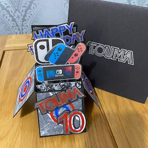 Tarjeta de cumpleaños con temática de SWITCH hecha a mano y única. Consola de juegos. Tarjeta personalizada. Adorno para tarta también disponible.
