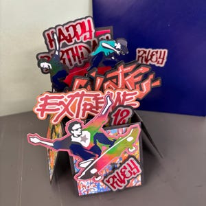 Biglietto di compleanno UNICO fatto a mano per ragazzi SKATEBOARD. Biglietto personalizzato - nessun altro venditore Etsy per questo biglietto. Opzione Cake Topper.