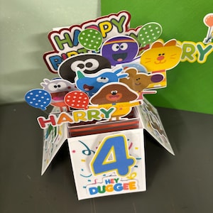 Caixa de cartão de aniversário personalizada e exclusiva, feita à mão, com o tema HEY DUGGEE. Topo de bolo combinando também disponível.