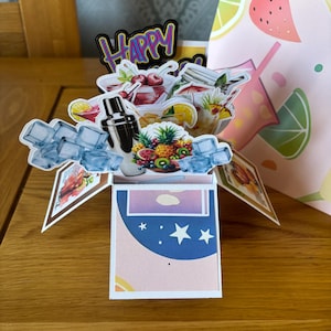 Carte d'anniversaire 3D unique, faite main, personnalisée sur le thème du cocktail.