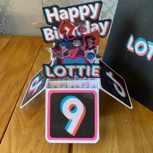 Biglietto di auguri di compleanno UNICO personalizzato a tema TIK TOK: questo biglietto, creato da me, non è disponibile su Etsy.