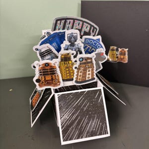 Carte personnalisée unique faite main sur le thème de la DR WHO - toutes les occasions - anniversaire, félicitations, porte-bonheur, etc.