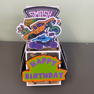 Biglietto di auguri di compleanno MONSTER TRUCKS fatto a mano, UNICO. Biglietto personalizzato.