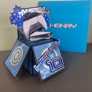 Carte d'anniversaire unique faite main sur le thème de la PS5 PLAYSTATION. PS PS1 PS2 PS3 PS4 PS5.  Carte personnalisée. Décoration pour gâteau également disponible.