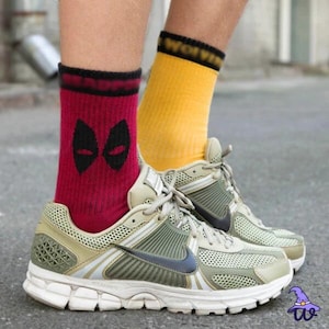 Calcetines Deadpol, calcetines rojos y amarillos, calcetines unisex de superhéroes, idea de regalo para fanáticos de los cómics, calcetines con superpoderes de películas, calcetines coloridos de dibujos animados de cómics