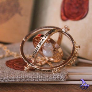 Collar de Hermione con giratiempos, joyería de reloj de arena, joyería de viajero en el tiempo, regalo de Poterhead, accesorio de la escuela de magos, abalorio mágico - Regalo