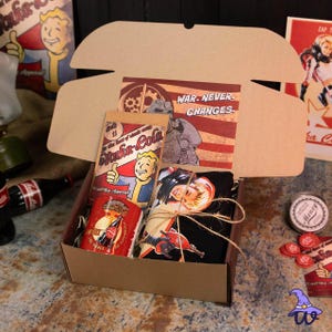Nuka Kola Gift Box, Fall out Fan Gift, Specjalne pudełko prezentowe, Vault Tek Fan Merch, Ubrania Vintage Gamer, Retro TV Show Merch, Ręcznie robiony prezent