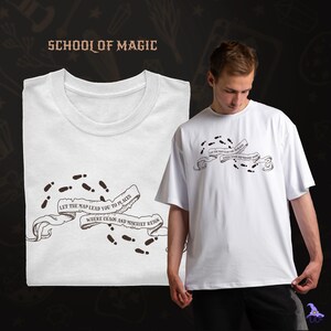 T-shirt magique avec étapes de sorcier - T-shirt fantastique avec motif de carte enchantée, impression de défilement de créateur de méfaits, cadeau pour les fans d'école envoûtés