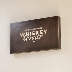 Niestandardowa, zabytkowa, mosiężna, wycinana skrzynka świetlna | Spersonalizowany metalowy znak firmowy | Retro, podświetlany, wiszący znak