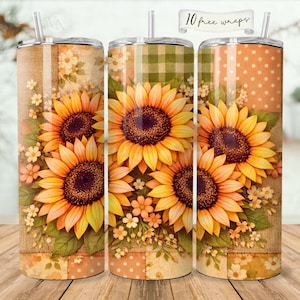 Op de afbeelding: Drie geïsoleerde roestvrijstalen bekers met zonnebloemontwerpen. Elke beker heeft een ander patroon: bloemen, ruitjes en stippen. De bekers hebben een rietje en een deksel. De woorden "10 free wraps" staan op een banner.