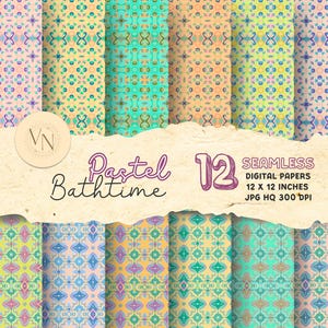 Può includere: Dodici carte digitali senza cuciture con motivi geometrici pastello in vari colori, tra cui rosa, blu, giallo e verde. Ogni carta misura 30,48 x 30,48 cm e 300 DPI. Il testo recita "Pastel Bathtime".