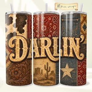 Puede incluir: Tres vasos de acero inoxidable con tapas y pajitas. Cada vaso presenta un diseño único: piel de vaca, cachemira y patchwork de mezclilla. La palabra "Darlin'" se muestra de forma destacada en cada vaso. Los vasos tienen un tema occidental o campestre.