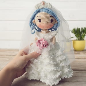 Puede incluir: Juego de tres tazas de cerámica con acabado moteado y mate. Las tazas son de color crema, gris claro y gris oscuro. Cada taza tiene un diseño simple y minimalista y un asa redondeada.