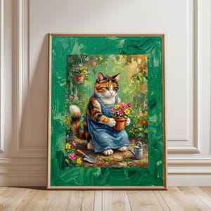 Puede incluir: Una impresión artística enmarcada que muestra a un gato calicó con peto de mezclilla azul, sosteniendo una maceta de terracota llena de flores coloridas. La escena incluye una pequeña regadera de metal y una paleta de mano en un jardín.