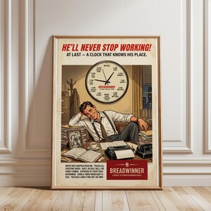 Op de afbeelding: Een vintage poster in een lijst met de tekst "HE'LL NEVER STOP WORKING!" en een klokafbeelding. De poster toont een man aan een bureau met een klok met het label "Breadwinner". De poster bevat tekst over deadlines en overuren.