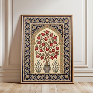 Può includere: Stampa artistica incorniciata con un albero stilizzato carico di melograni rossi. L'albero è ambientato su uno sfondo color crema all'interno di una cornice ad arco. L'opera è circondata da un bordo blu navy con motivi floreali e paisley, il tutto all'interno di una cornice di legno.