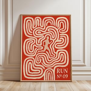 Op de afbeelding: Een rechthoekige ingelijste kunstdruk met een levendige rode achtergrond en een crèmekleurig silhouet van een rennend persoon in het midden. De figuur is omringd door ingewikkelde, kronkelende crèmekleurige lijnpatronen. De tekst RUN No 09 staat in de rechterbenedenhoek.