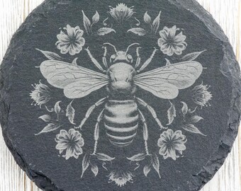 Posavasos redondo de pizarra negra con diseño floral de abeja n.° 1 • Artículos de bar rústicos grabados con láser