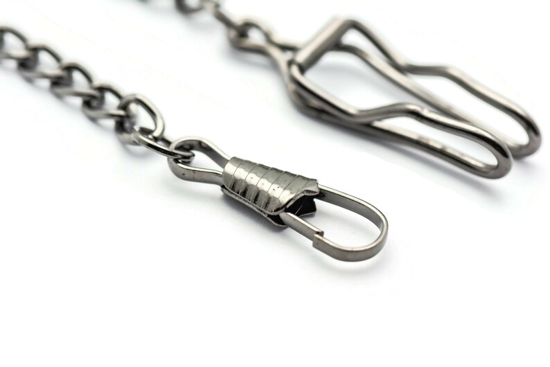 K&ouml;nnte beinhalten: Eine silberne Kette mit einem silbernen Verschluss und einem silbernen Haken. Die Kette besteht aus kleinen, miteinander verbundenen Ringen.