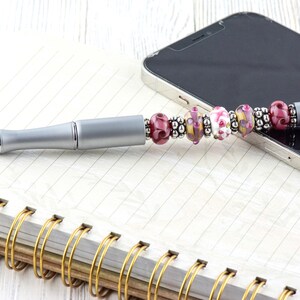 Długopis z koralikami w kolorze różowym z motywem świadomości raka piersi • Koraliki szklane Lampwork • Metalowy długopis zdjęcie 2