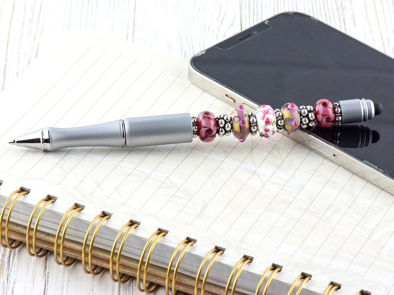 Długopis z koralikami w kolorze różowym z motywem świadomości raka piersi • Koraliki szklane Lampwork • Metalowy długopis zdjęcie 2