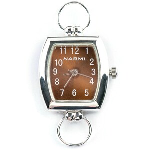 Puede incluir: Un reloj plateado con una esfera marr&oacute;n y forma cuadrada. El reloj tiene un bucle en la parte superior e inferior para sujetarlo a una cadena o pulsera. La esfera del reloj tiene la palabra "NARMI" impresa.