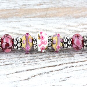 Długopis z koralikami w kolorze różowym z motywem świadomości raka piersi • Koraliki szklane Lampwork • Metalowy długopis zdjęcie 1