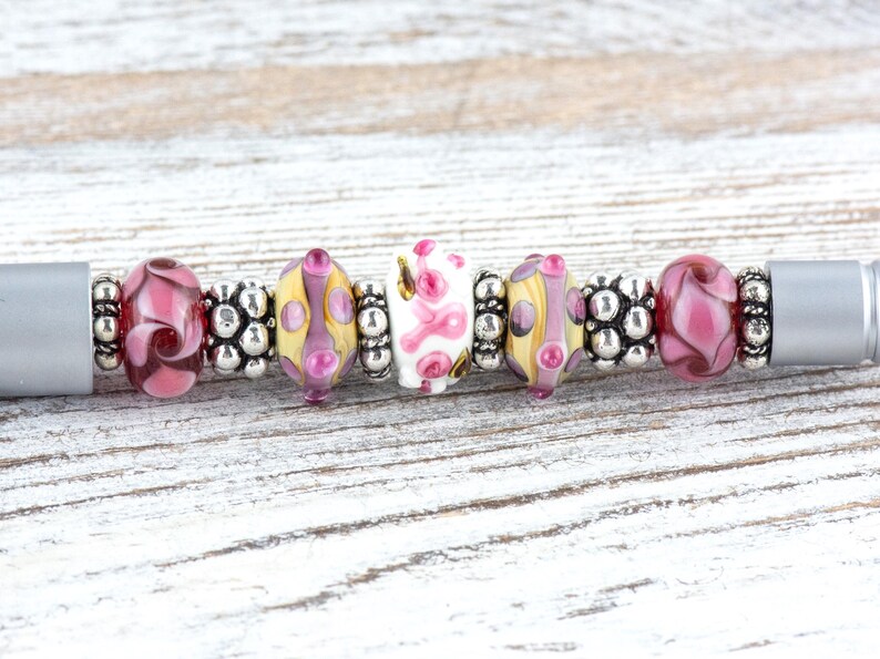 Długopis z koralikami w kolorze różowym z motywem świadomości raka piersi • Koraliki szklane Lampwork • Metalowy długopis zdjęcie 1