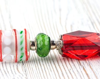 Röd och grön julkulspetspenna i metall med pärlor och lampwork-glaspärlor • Svart bläck (extra refill)