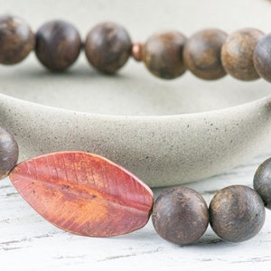 Kopparbladbronzitpärlsträckt armband / Boho-stil ädelstensarmband / Naturinspirerade jordnära höstsmycken bild 1