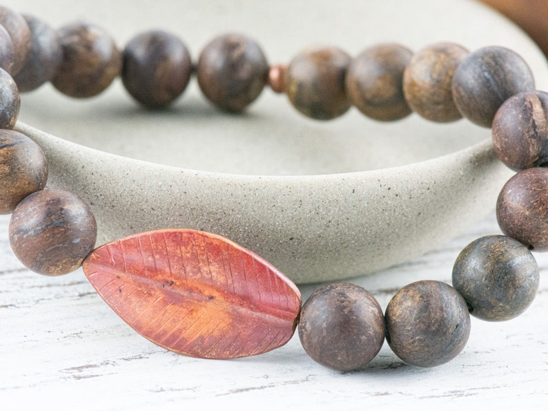 Kopparbladbronzitpärlsträckt armband / Boho-stil ädelstensarmband / Naturinspirerade jordnära höstsmycken bild 1