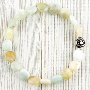 Akvamarinpärlsträckarmband med ädelstenar • Enkla unisex-smycken med halvädelstenar • Handgjort armband med naturliga ädelstenar bild 3