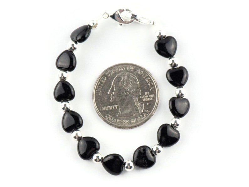 Liten svart hjärtan utbytbart stretchigt pärlbelagt klockarmband • Medicinskt ID-armband • Enkelt strängat • Handgjorda smycken bild 6