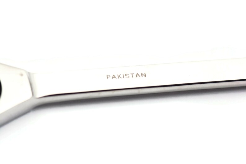 K&ouml;nnte beinhalten: Ein silberner Schraubenschl&uuml;ssel mit der Aufschrift "PAKISTAN" auf dem Griff.