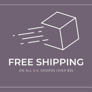 Puede incluir: Un dibujo de l&iacute;nea blanca de una caja con una l&iacute;nea diagonal que la atraviesa, simbolizando un env&iacute;o r&aacute;pido. El texto "FREE SHIPPING" est&aacute; debajo de la caja, y el texto "ON ALL U.S. ORDERS OVER $35" est&aacute; debajo de eso.