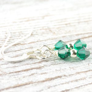 Boucles d'oreilles avec pierre de naissance de mai, boucles d'oreilles émeraude verte, cadeau de boucles d'oreilles de mai, boucles d'oreilles minimalistes Swarovski, boucles d'oreilles en cristal, pierre de naissance image 2