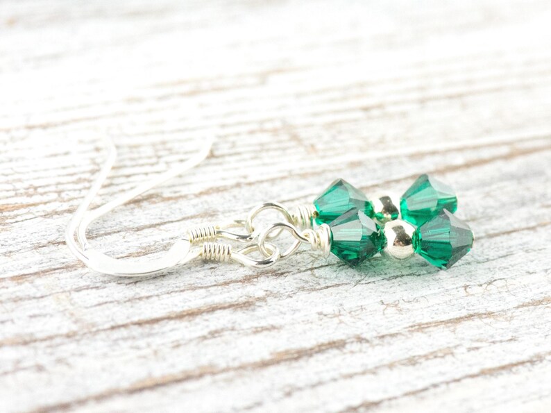 Boucles d'oreilles avec pierre de naissance de mai, boucles d'oreilles émeraude verte, cadeau de boucles d'oreilles de mai, boucles d'oreilles minimalistes Swarovski, boucles d'oreilles en cristal, pierre de naissance image 2