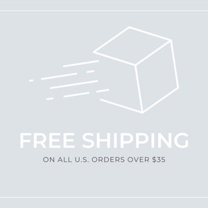 Pu&ograve; includere: Disegno a linea bianca di una scatola con una linea diagonale che la attraversa, a simboleggiare una spedizione veloce. Il testo "FREE SHIPPING" &egrave; sotto la scatola, e il testo "ON ALL U.S. ORDERS OVER $35" &egrave; sotto quello.
