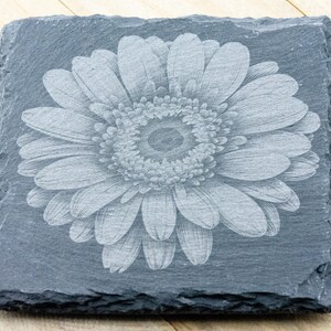 Lasergraverad fyrkantig underlägg i svart skiffer med gerbera-präriefärg • Rustik barbehör bild 4