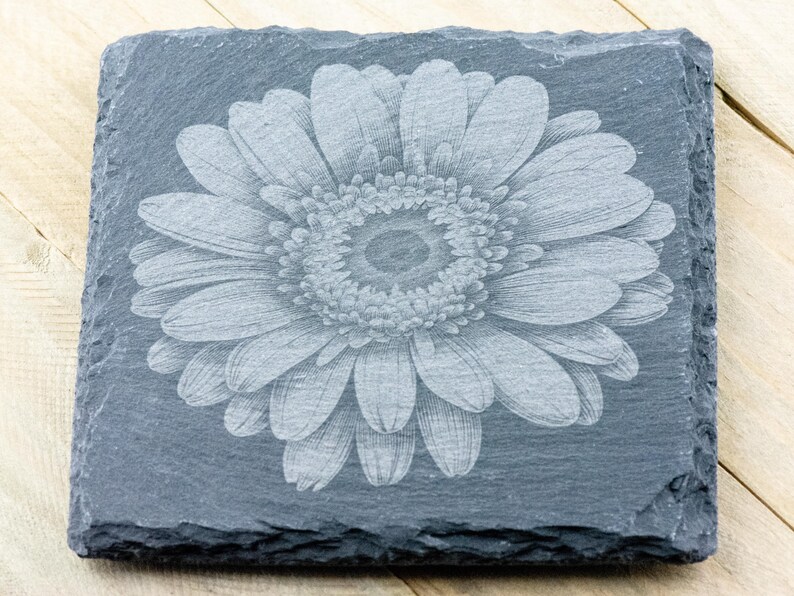 Lasergraverad fyrkantig underlägg i svart skiffer med gerbera-präriefärg • Rustik barbehör bild 4