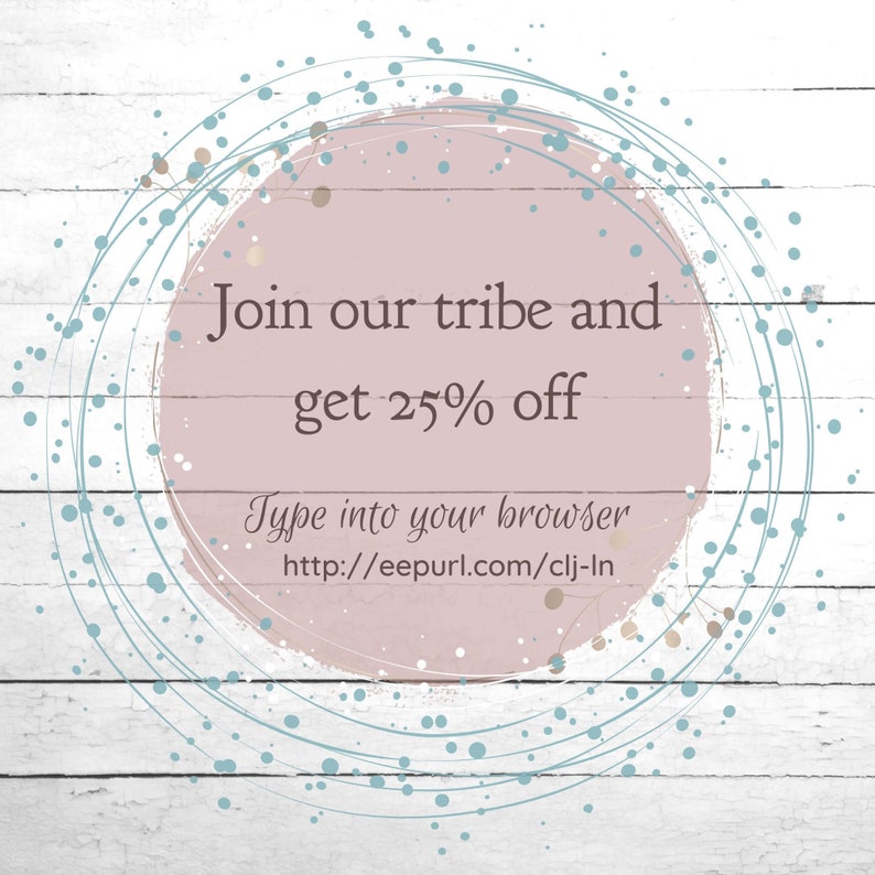 Puede incluir: Un c&iacute;rculo rosa con fondo blanco y el texto "Join our tribe and get 25% off" con un enlace a un sitio web debajo. El c&iacute;rculo est&aacute; rodeado por un patr&oacute;n azul y blanco.