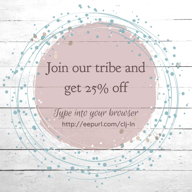 Puede incluir: Un c&iacute;rculo rosa sobre un fondo de madera blanca. El c&iacute;rculo tiene un contorno blanco y puntos azules alrededor. El texto dentro del c&iacute;rculo dice "Join our tribe and get 25% off" y "Type into your browser http://eepurl.com/clj-ln".